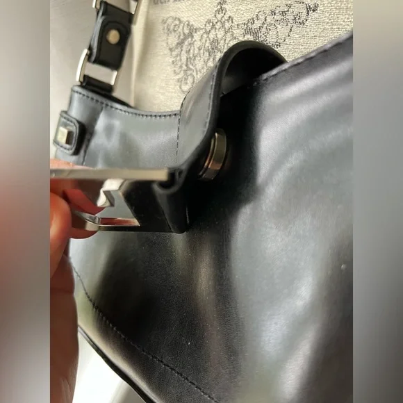 Black Guess Purse - Picture 6 of 8